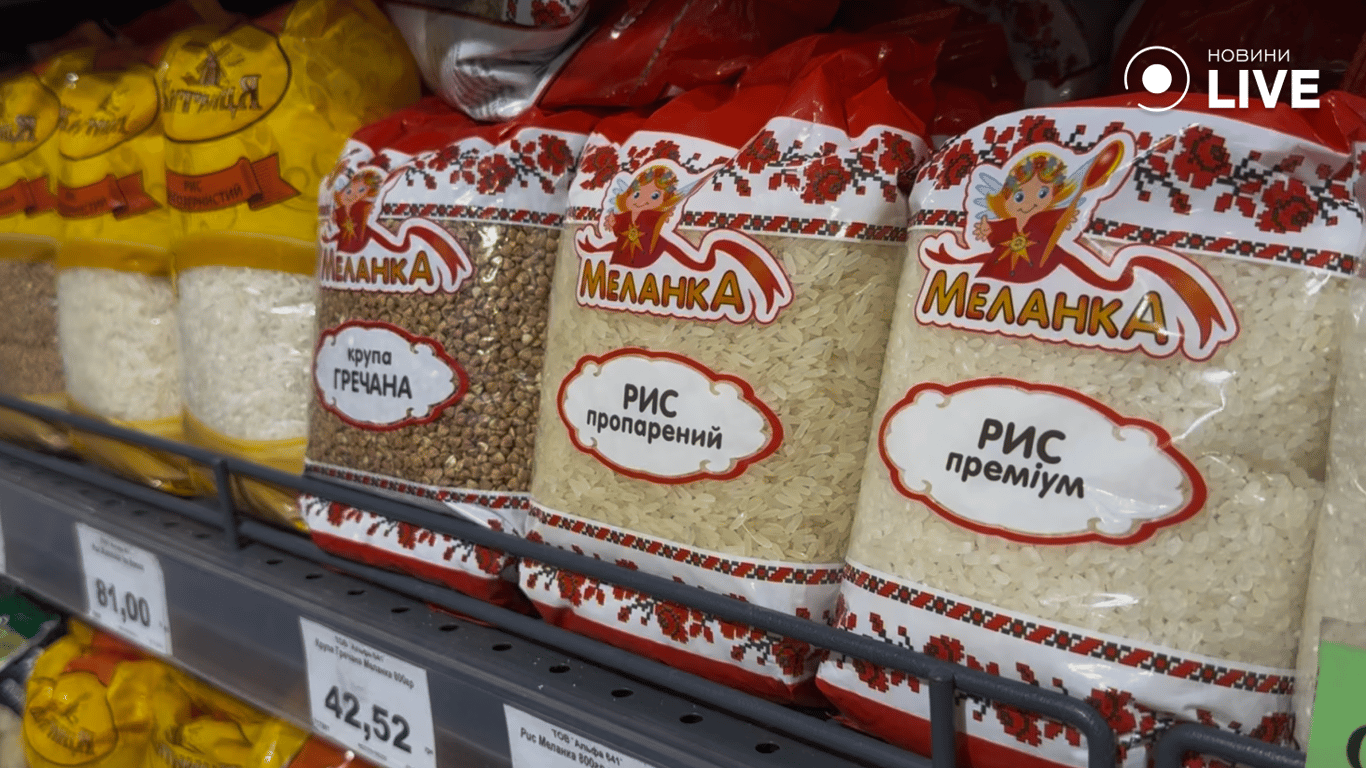 Бакалія на прилавку 