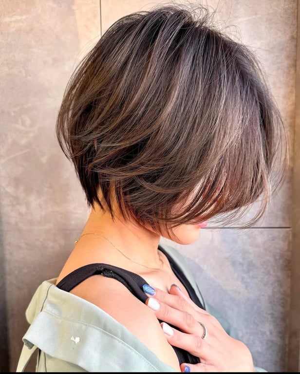 Як підстригтися до Нового року — модні короткі зачіски для жінок - фото 4