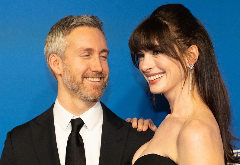 Энн Хэтуйэй и Адам Шульман