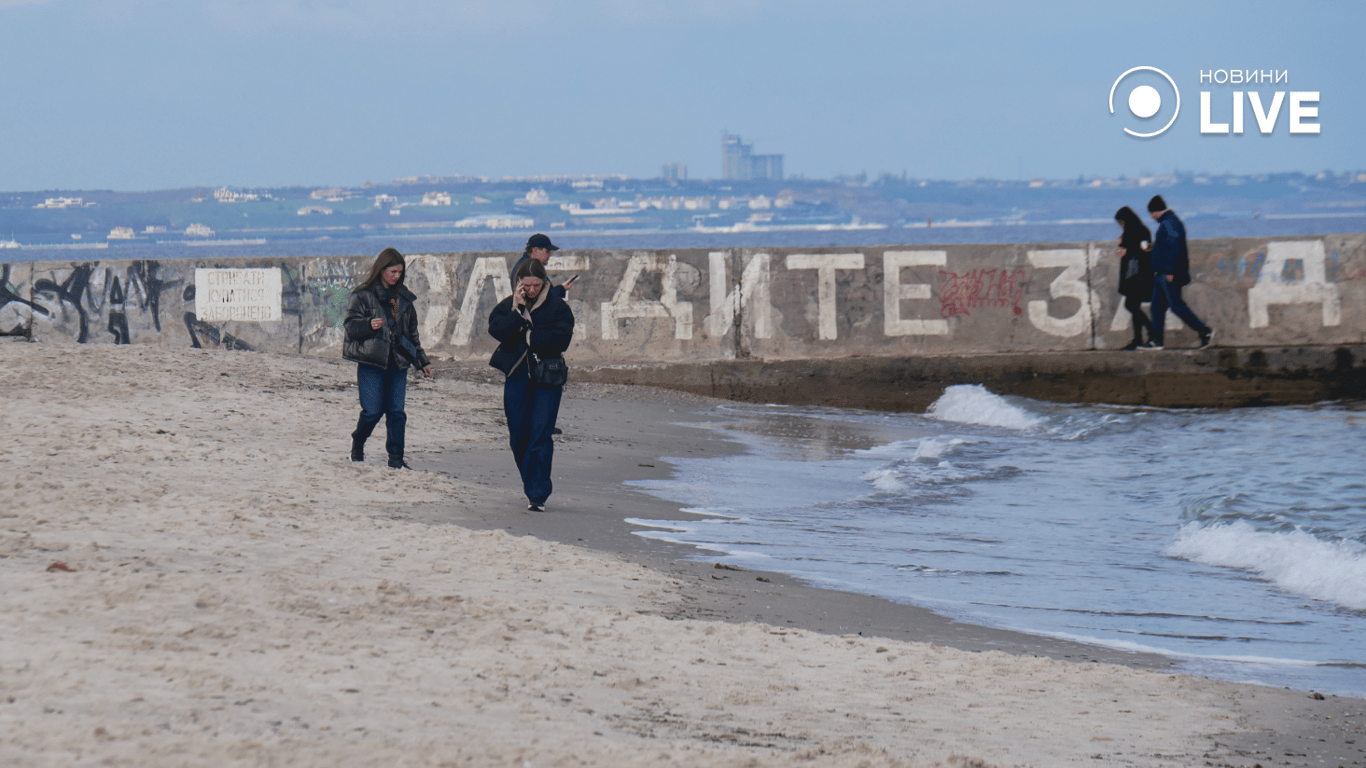 Люди гуляють біля моря. Фото: Новини.LIVE/ Юлія Браславська