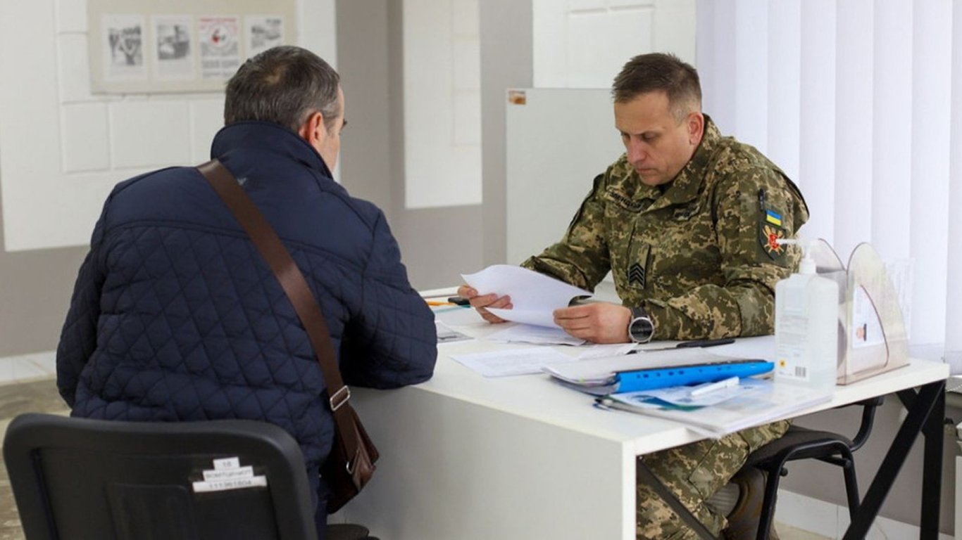 В Украине нужно пересмотреть бронирование чиновников: эксперт