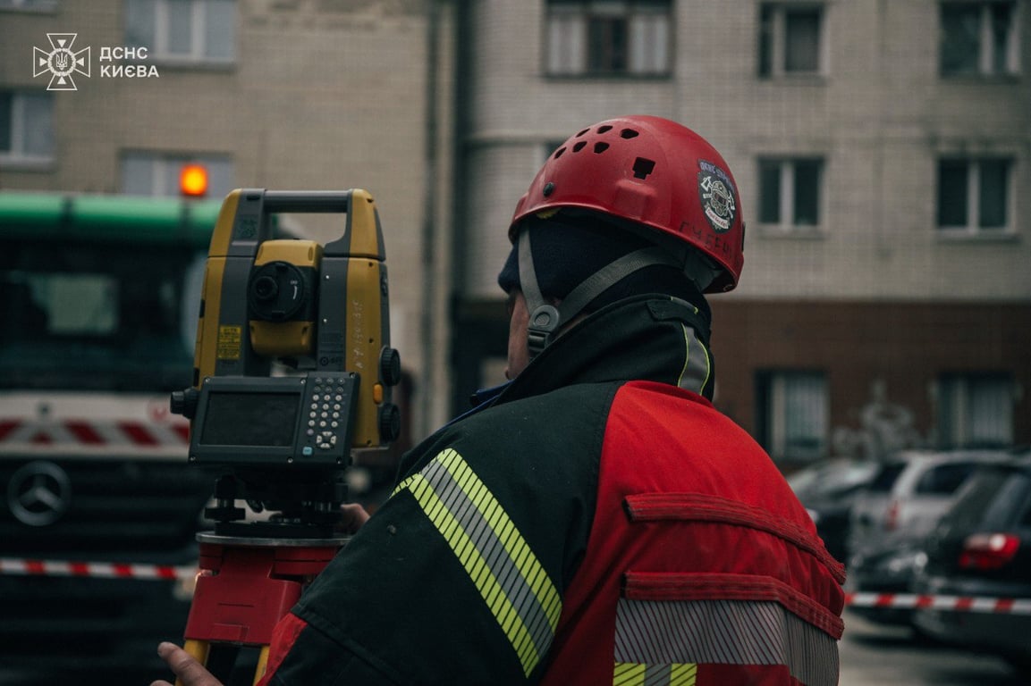 рятувальник у касці