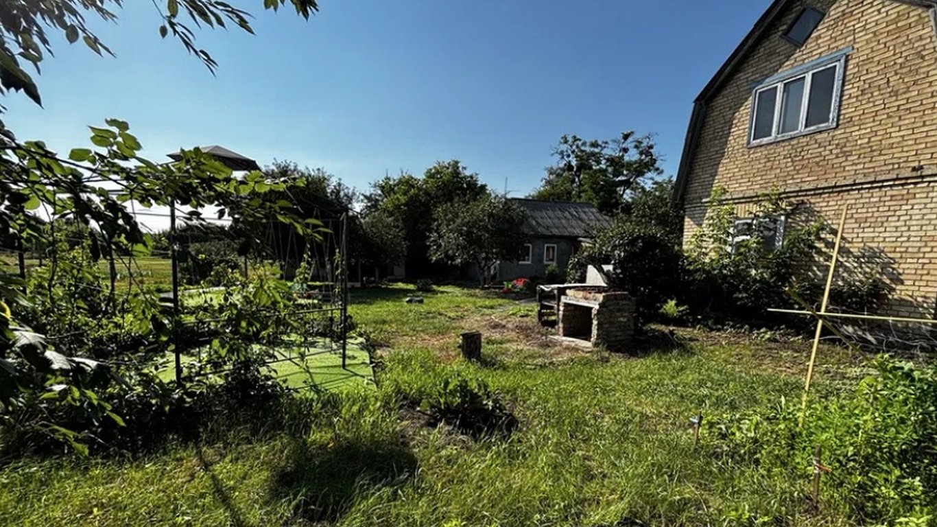 Кому належить земля під приватним будинком та як переходить право власності