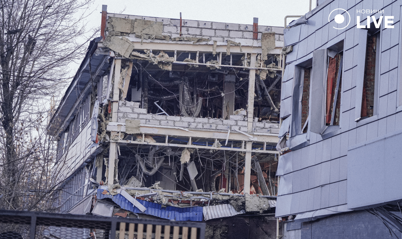 Наслідки ранкового удару РФ по столиці: зруйновані будівлі та постраждалі