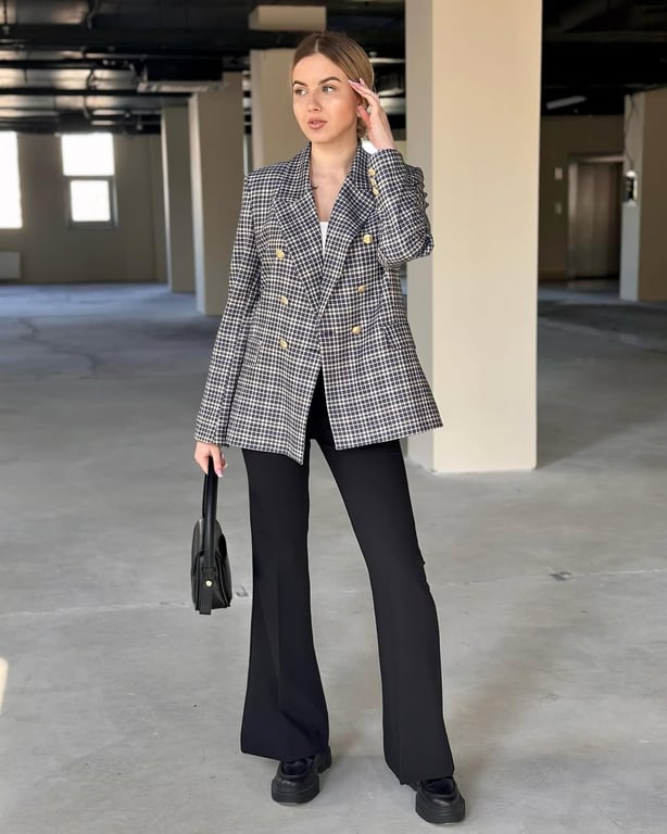 З чим носити брюки кльош весною-2025