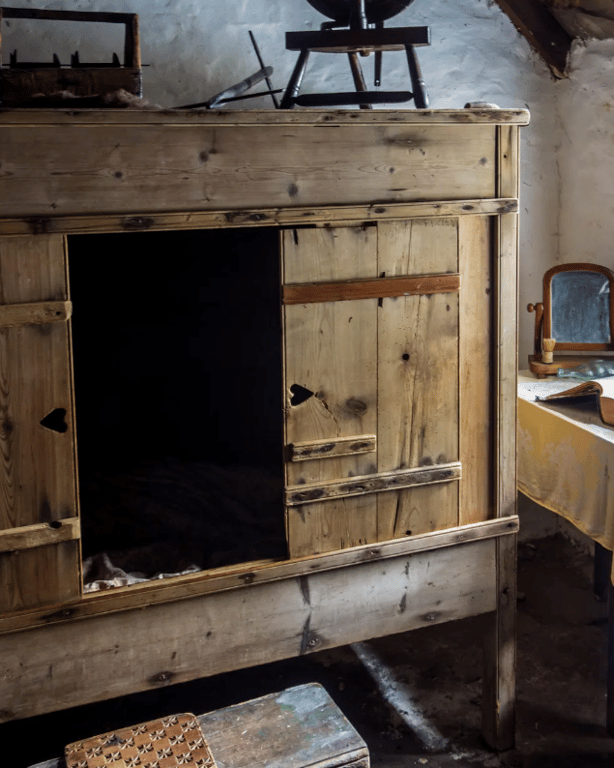 Шкаф-сундук для сна в средневековье