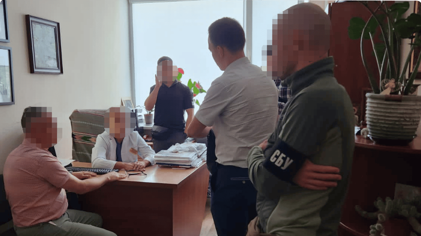 У Києві викрили лікаря, який вимагав 6000 доларів за безоплатну операцію
