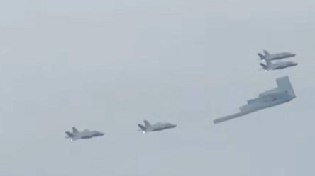 Бомбардувальник пролетів під час зустрічі Трампа і Путіна — відео - 285x160