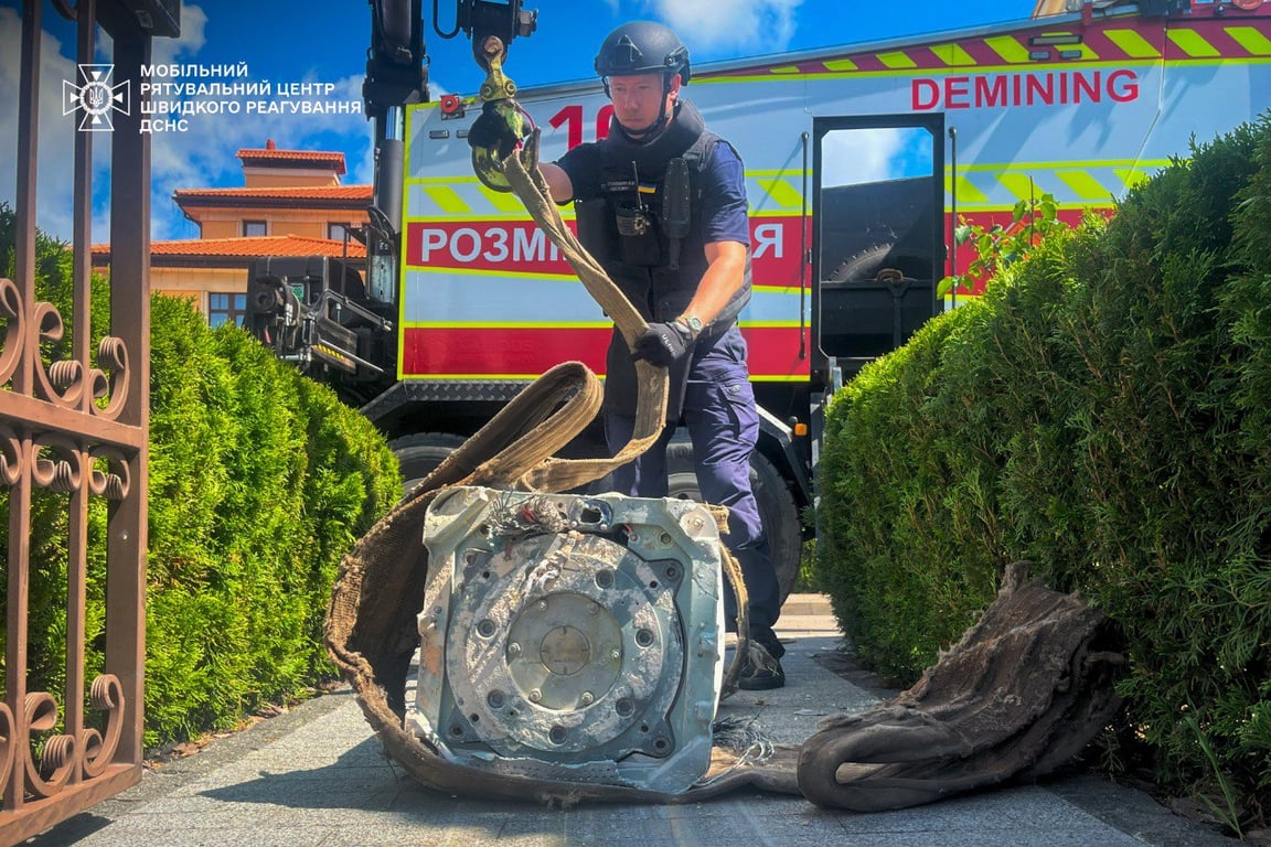 Бойова частина російської ракети Х-69, що впала біля житлового будинку у Києві після атаки 21 липня