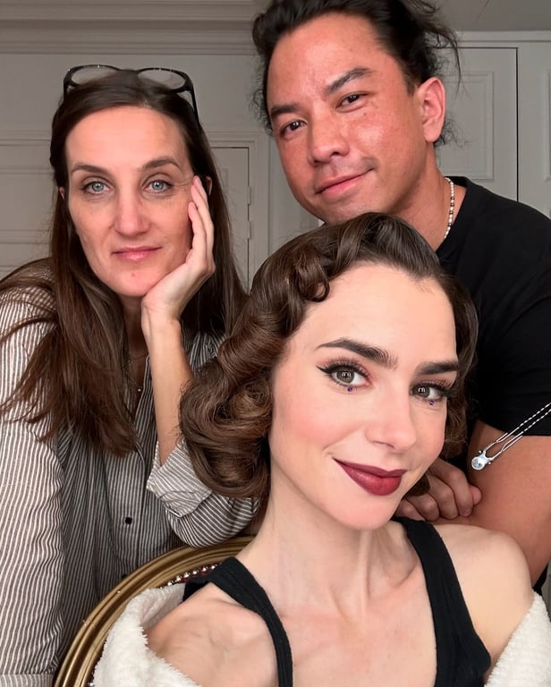 Лілі Коллінз на зйомках. Фото: instagram/lilyjcollins