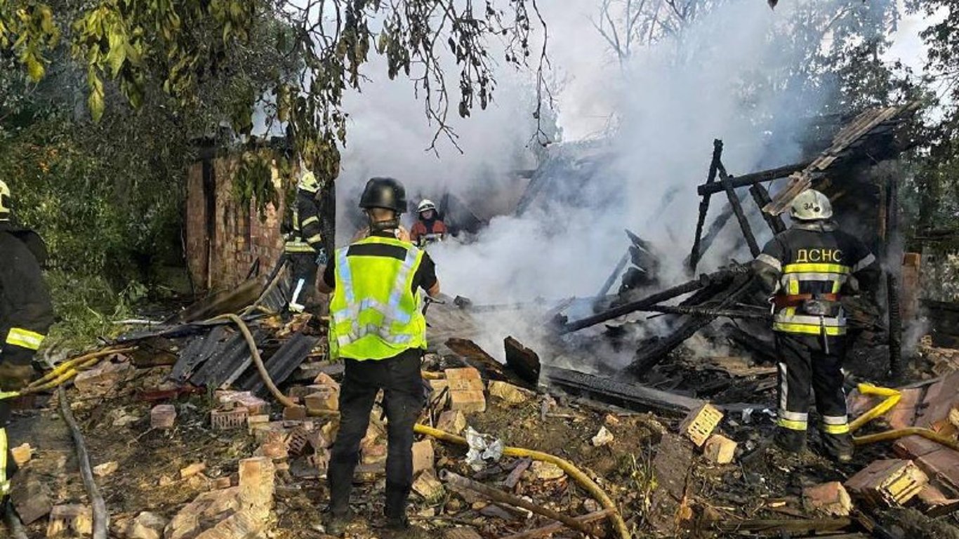 Осколки на кладбище и возгорание домов: как пострадала Киевская область от атаки РФ