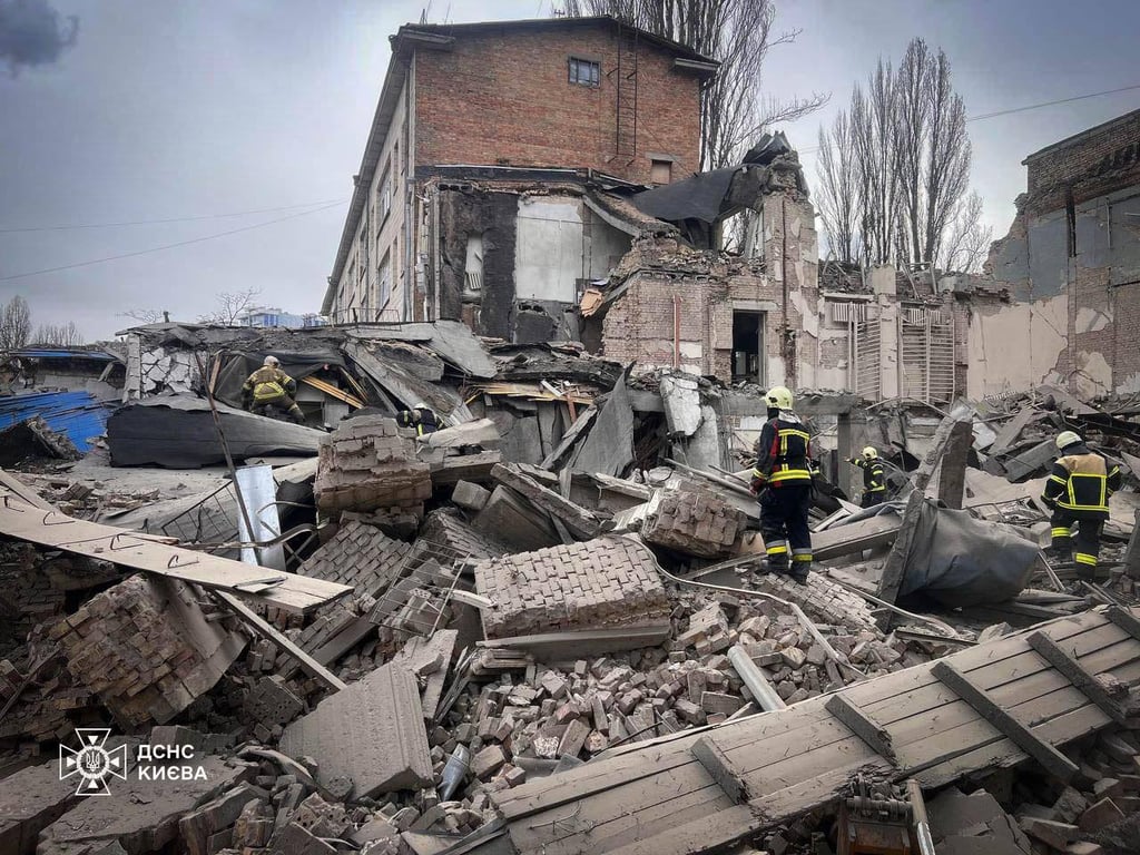 Зеленский отреагировал на ракетный удар по Киеву - фото 8