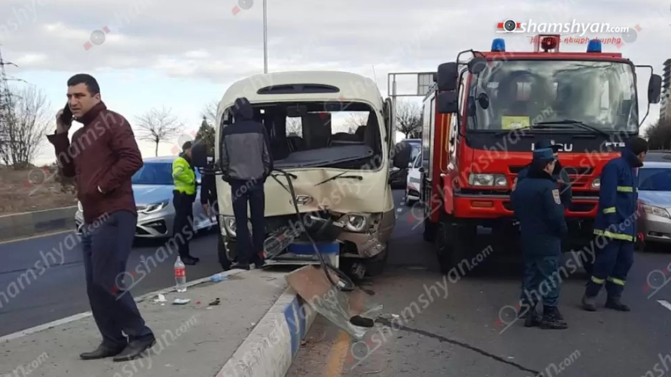 В Армении в аварию попал автобус с работниками правительства: 13 пострадавших