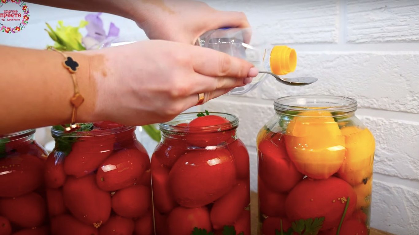 простий рецепт маринованих помідорів на зиму 