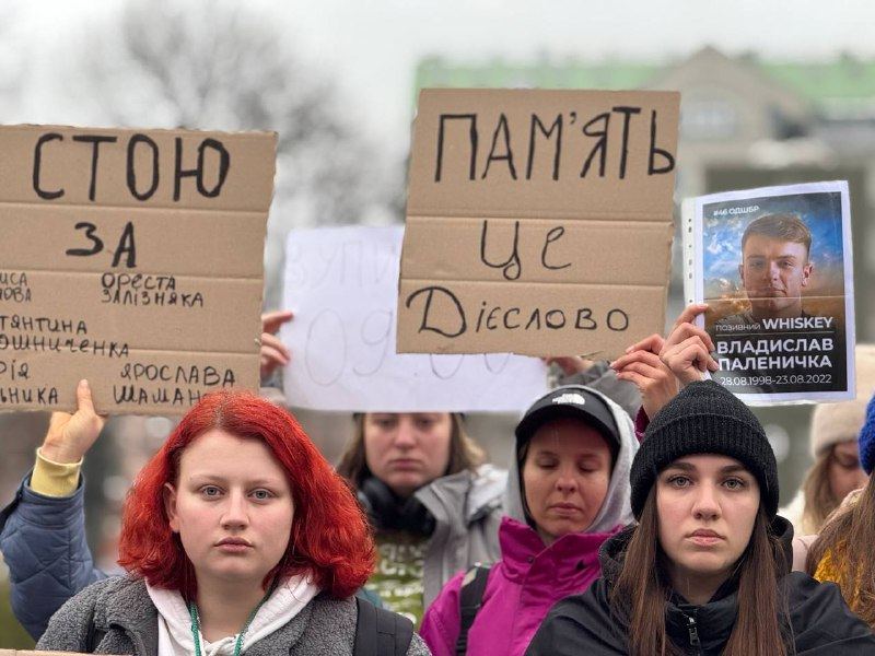 Киевляне напомнили о важности минуты молчания — фото - фото 2