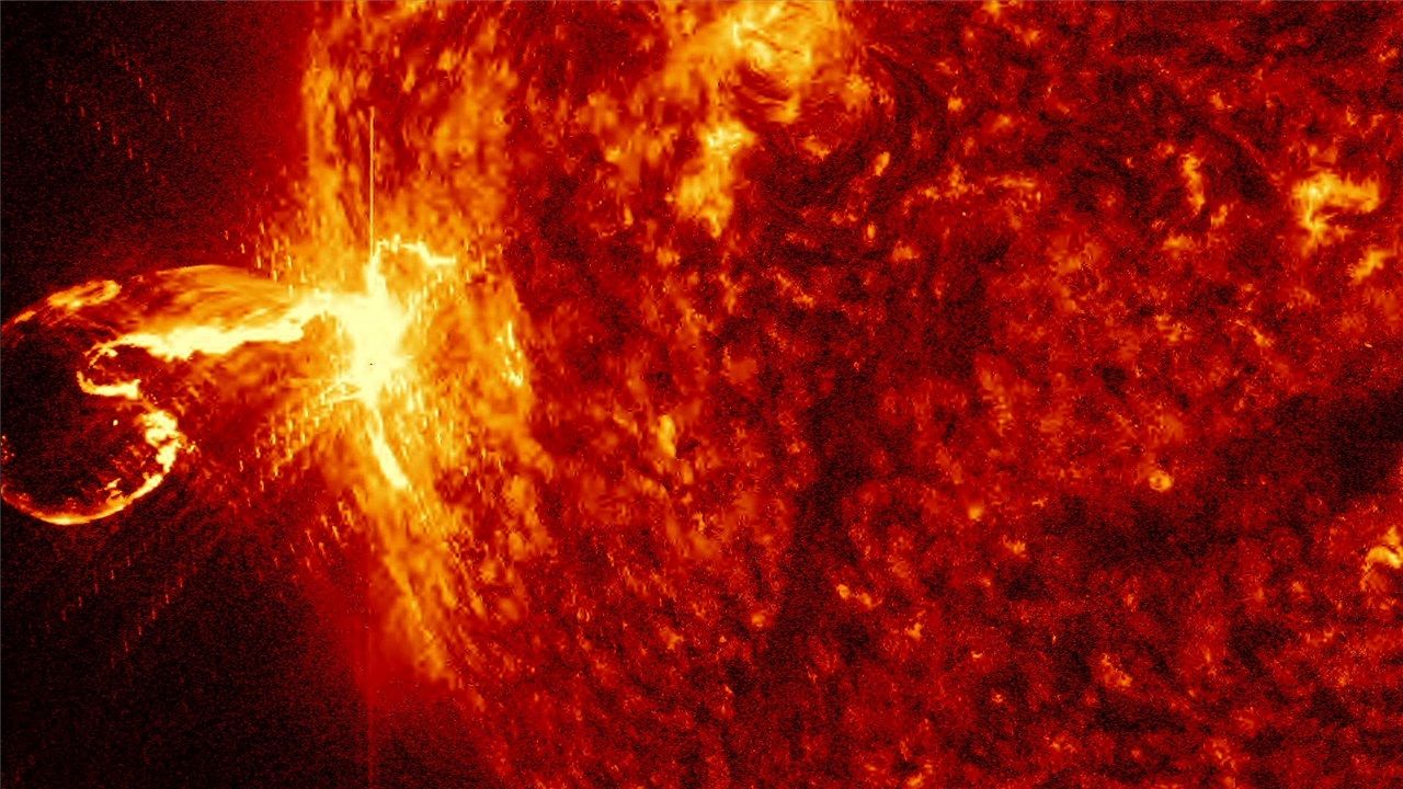 Сильная вспышка на Солнце, вид из космоса