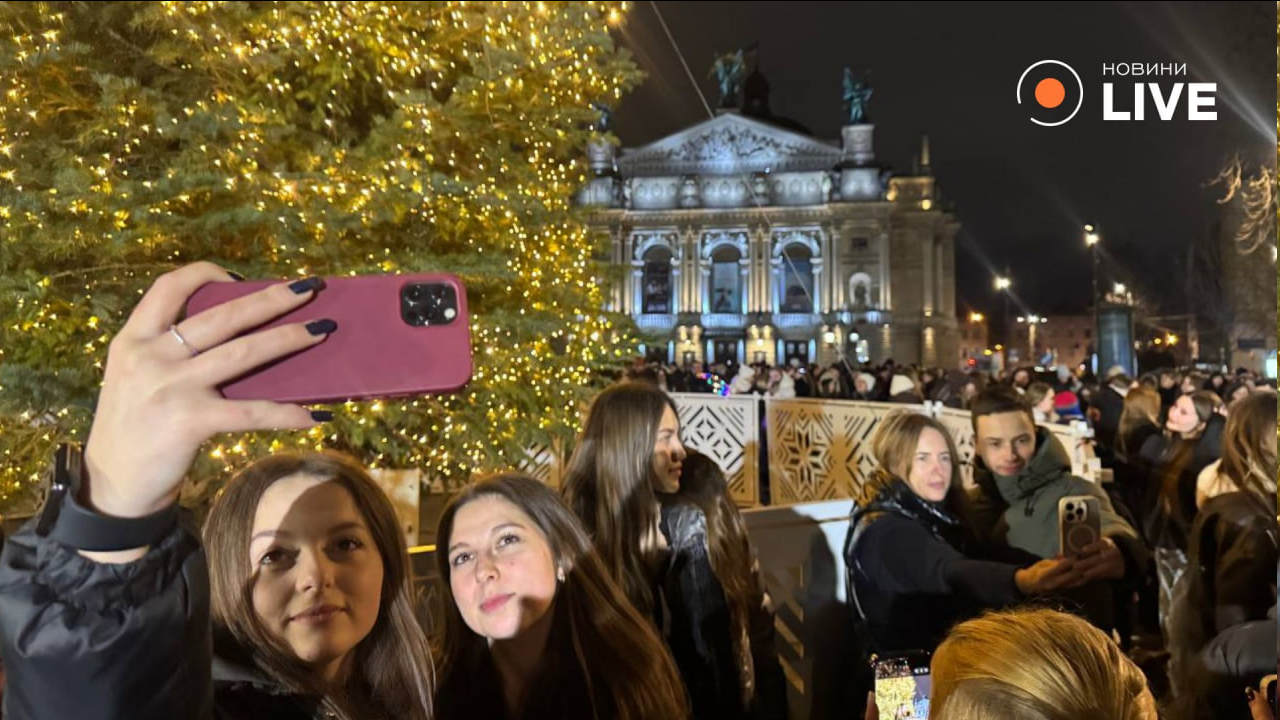 У Львові запалили новорічну ялинку — відео - фото 2