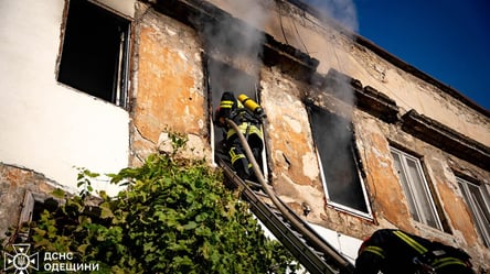 Пожежа в серці Одеси — на Дерибасівській загинув чоловік - 290x166