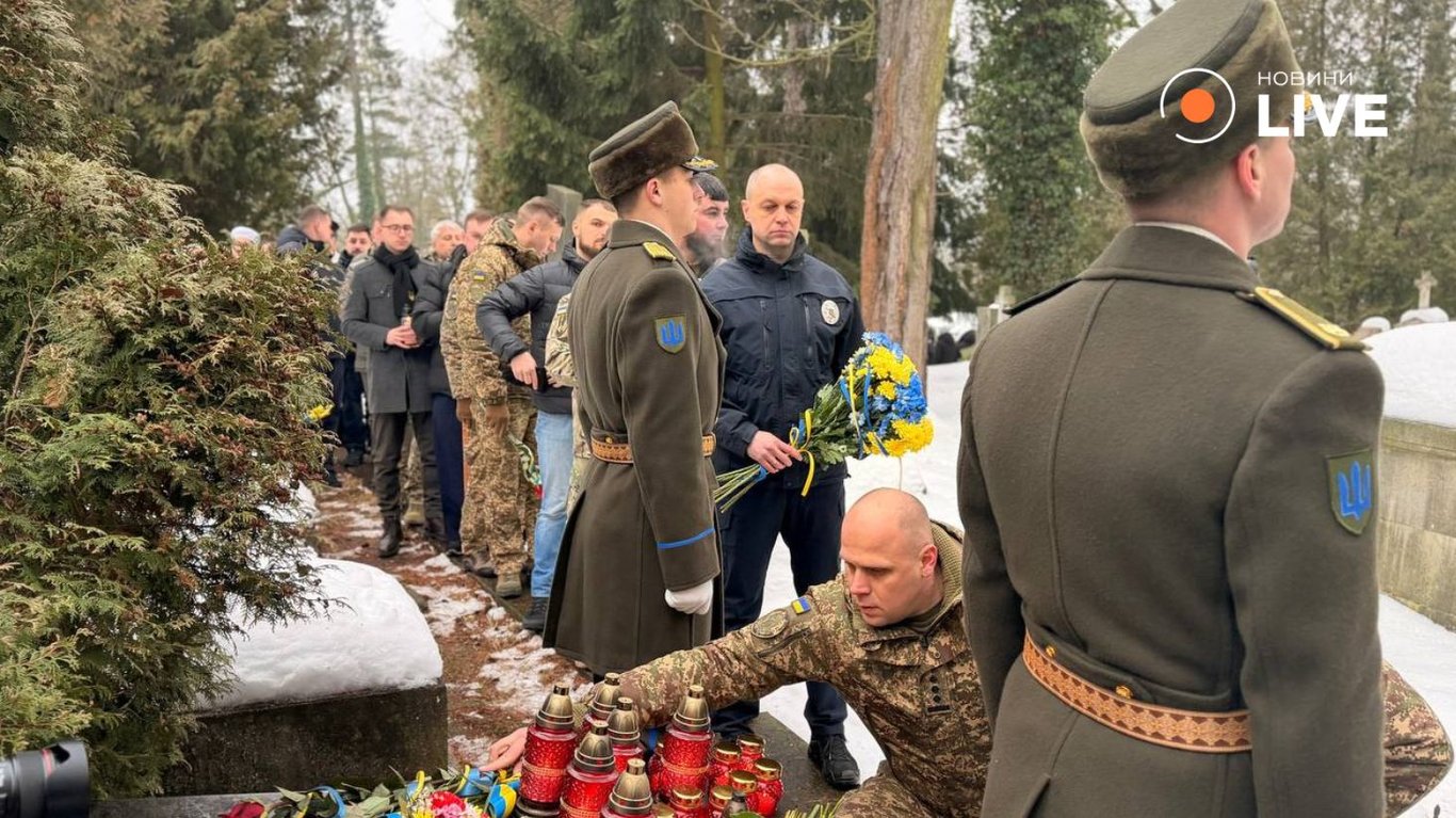 У Львові вшанували пам’ять Героїв Крут — фото і відео - фото 2