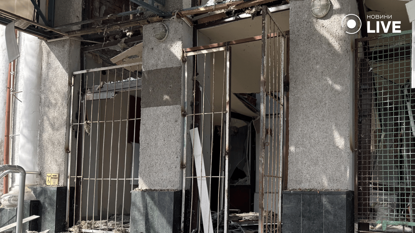Руйнування біля входу до університету в Харкові