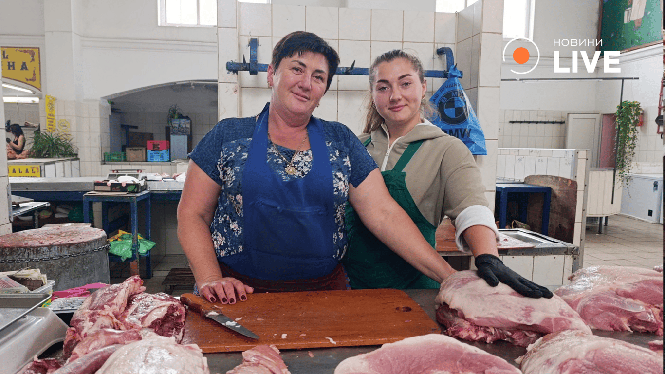 Продавчині Ольга та Крістіна про м'ясну продукцію. Фото: Новини.LIVE