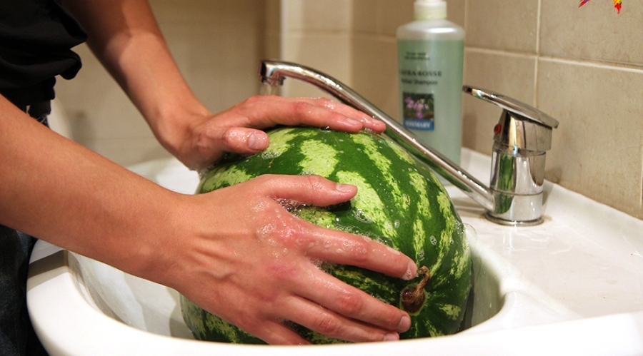 Мытье арбуза