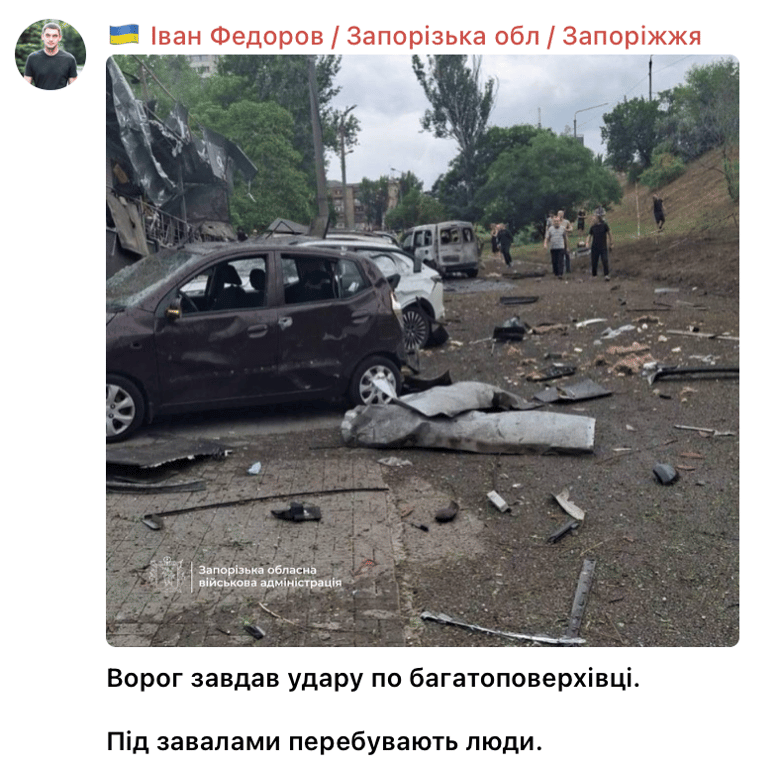 Росія вдарила по багатоповерхівці у Запоріжжі:  під завалами знаходяться люди - фото 1