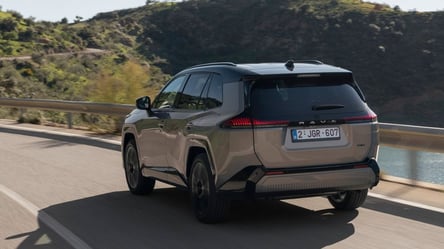 Гібридні седани з кращою витратою пального ніж у Toyota RAV4 - 290x166