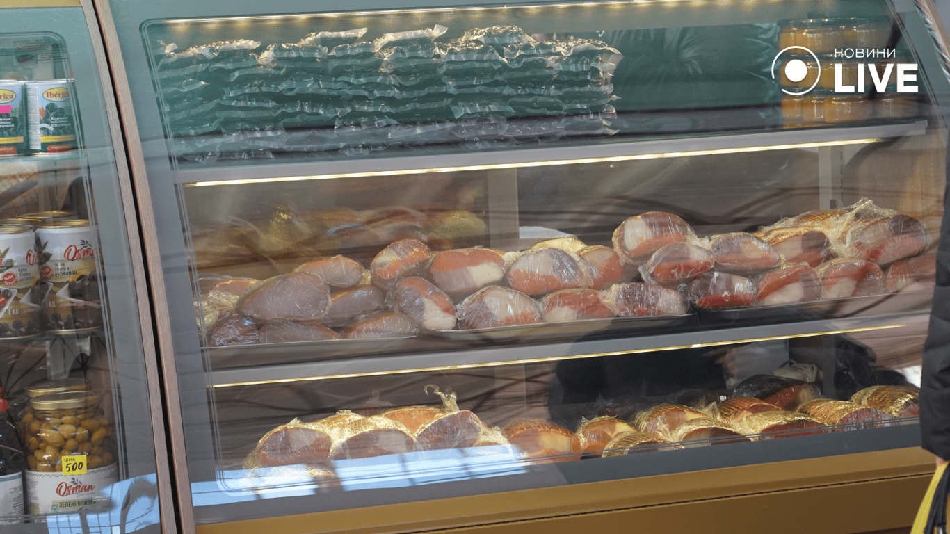 Рыбные рулеты и круассаны на прилавке. Фото: Новости.LIVE/ Юлия Браславская