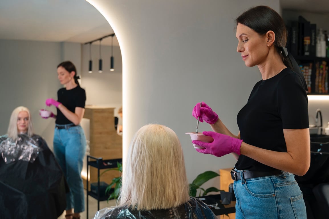 Які дні сприятливі для фарбування волосся у січні 2026 року