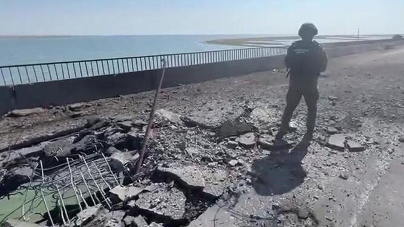 В сети появилось видео удара ракет по Чонгарскому мосту