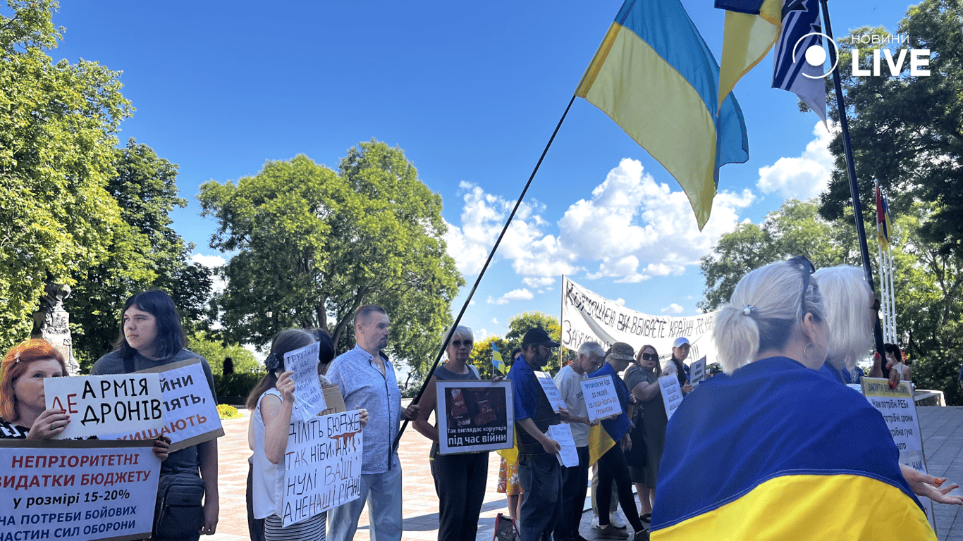 Десятки людей прийшли під стіни мерії. Фото: Новини.LIVE