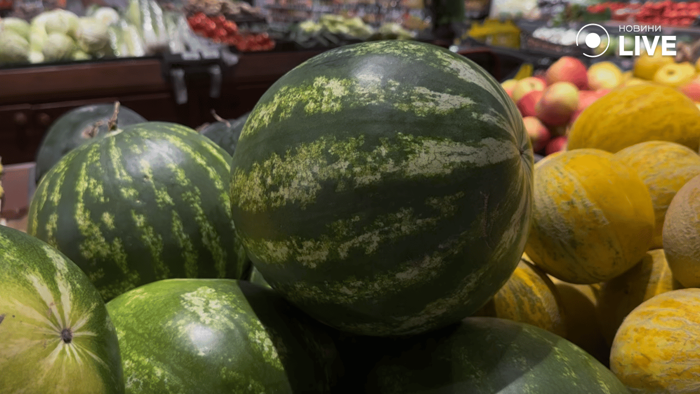 Перші кавуни в магазині