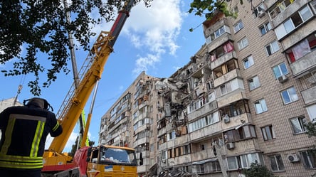 Зруйновані будинки та розбір завалів після удару по Києву (фоторепортаж) - 285x160
