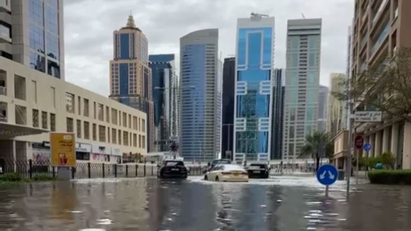 Объединенные Арабские Эмираты накрыл сильный ураган — мегаполисы уходят под воду