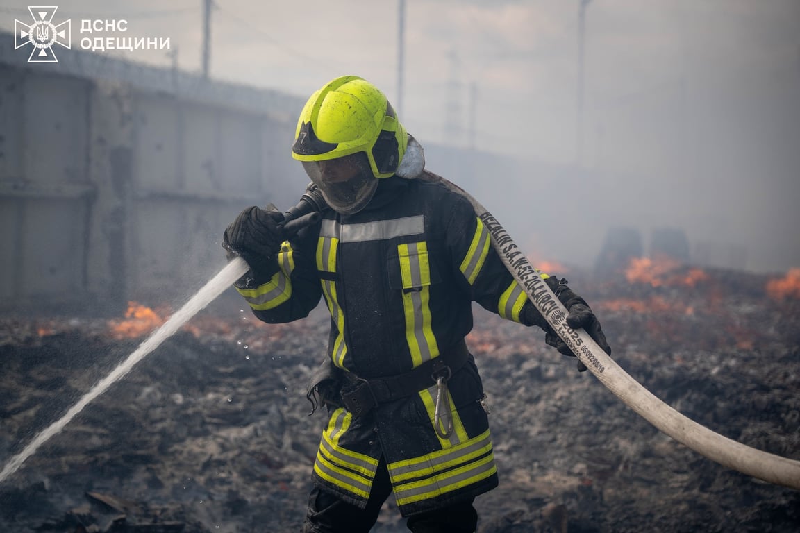 Рятувальник гасить вогонь 