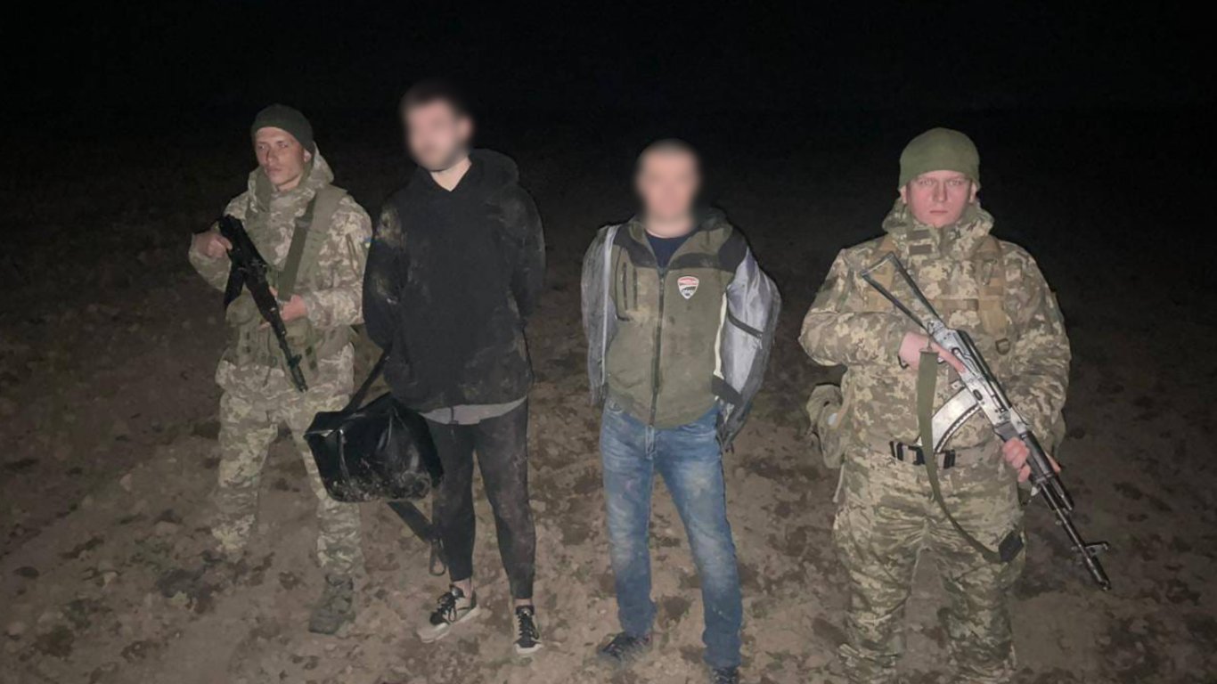 Притаились в траве — в Одесской области пограничники разоблачили уклонистов