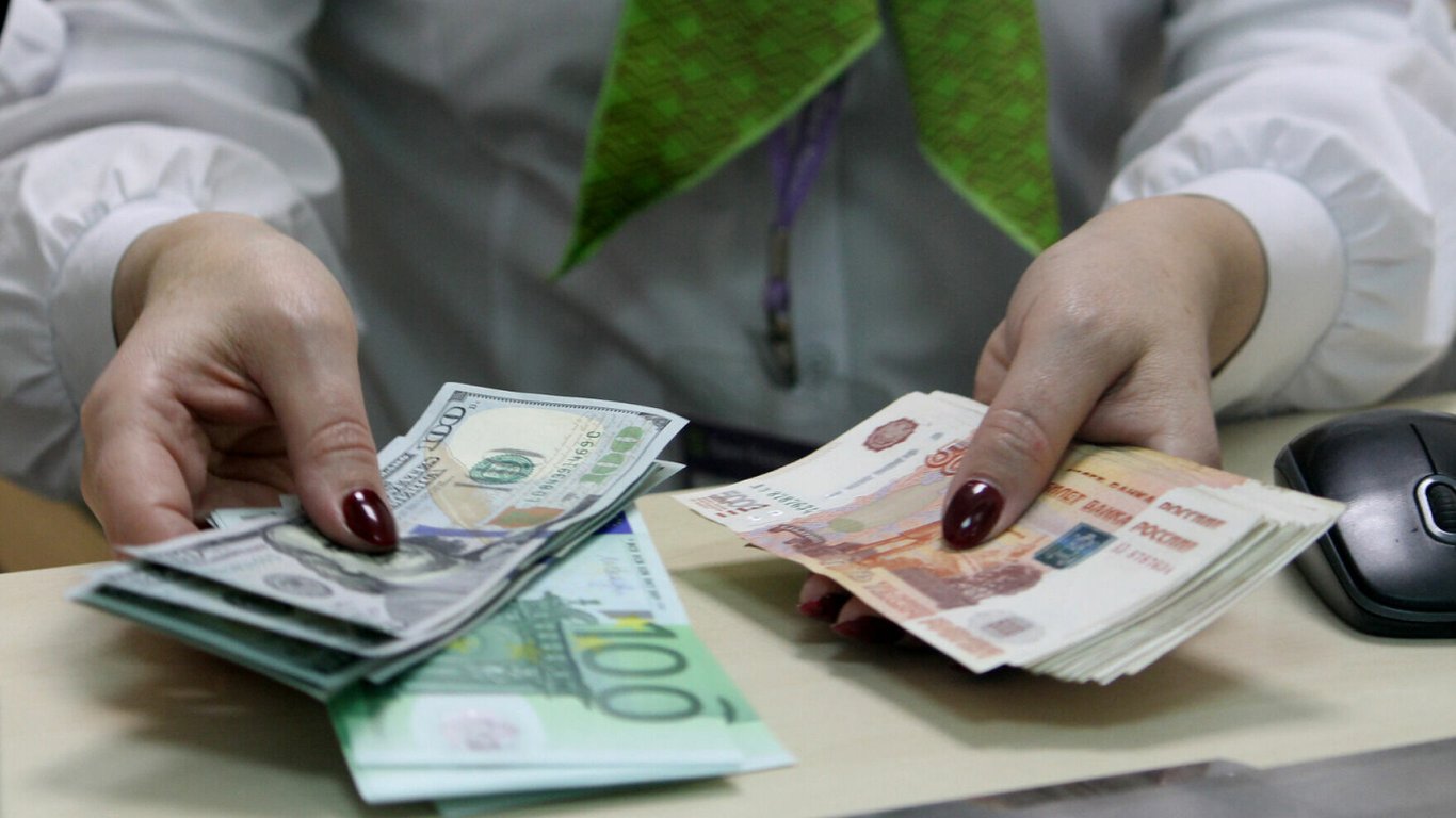 Курс рубля в рф достиг минимального уровня за год —  что говорят эксперты
