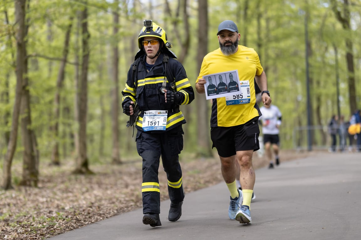 Полтавский спасатель во время забега в Киеве в снаряжении пожарного