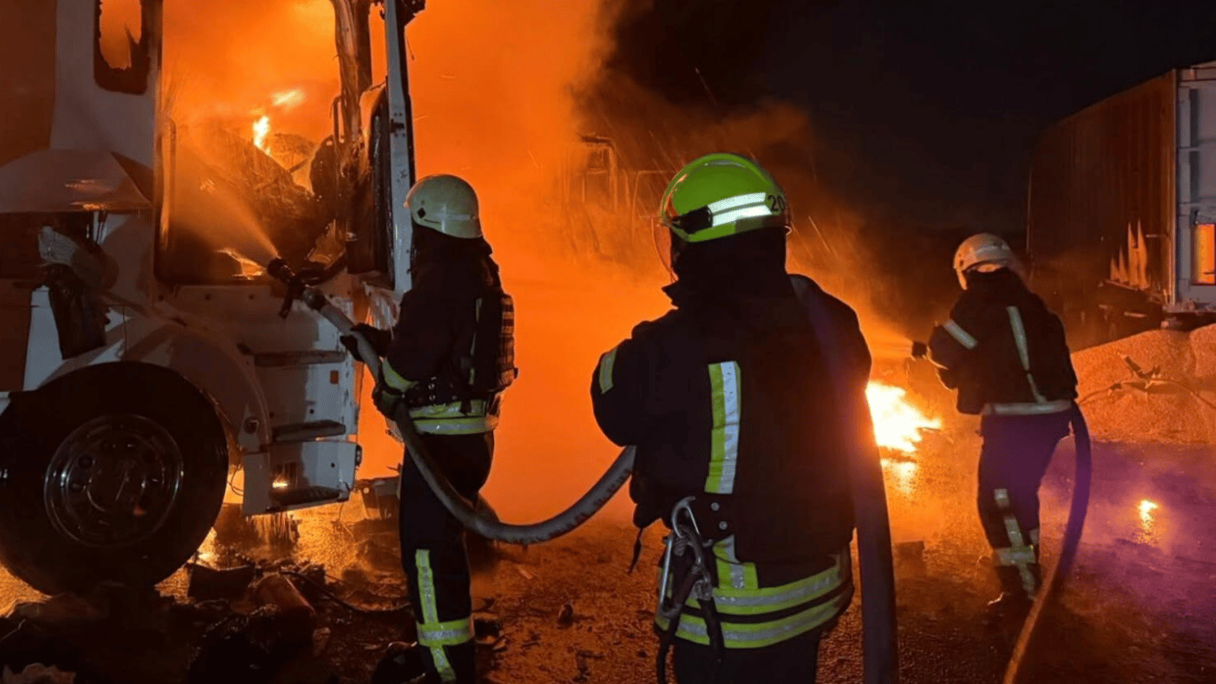 На Одещині після атаки росіян згоріли вантажівки із зерном