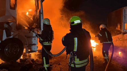 На Одещині внаслідок атаки росіян згоріли вантажівки із зерном - 304x171