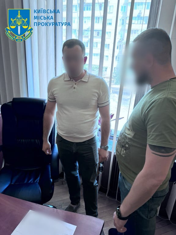 Інженер у Києві вимагав дві тисячі доларів