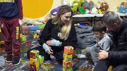 Angelina Jolie in Kherson — actress visits children in war zone - 304x171