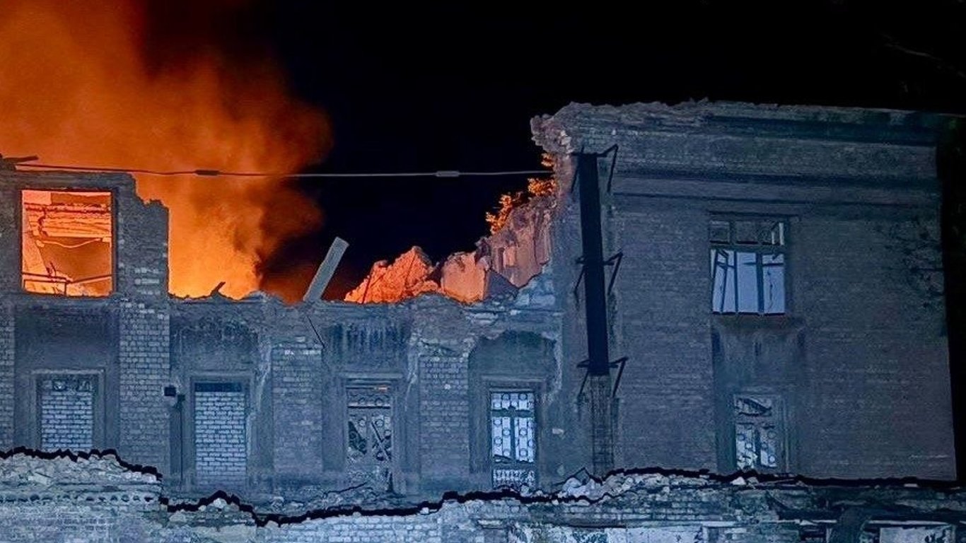 Удар по Днепру: разрушен колледж, повреждены школа и культурные учреждения