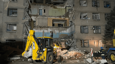 Удар РФ по больнице в Селидово — под завалами еще есть люди - 285x160