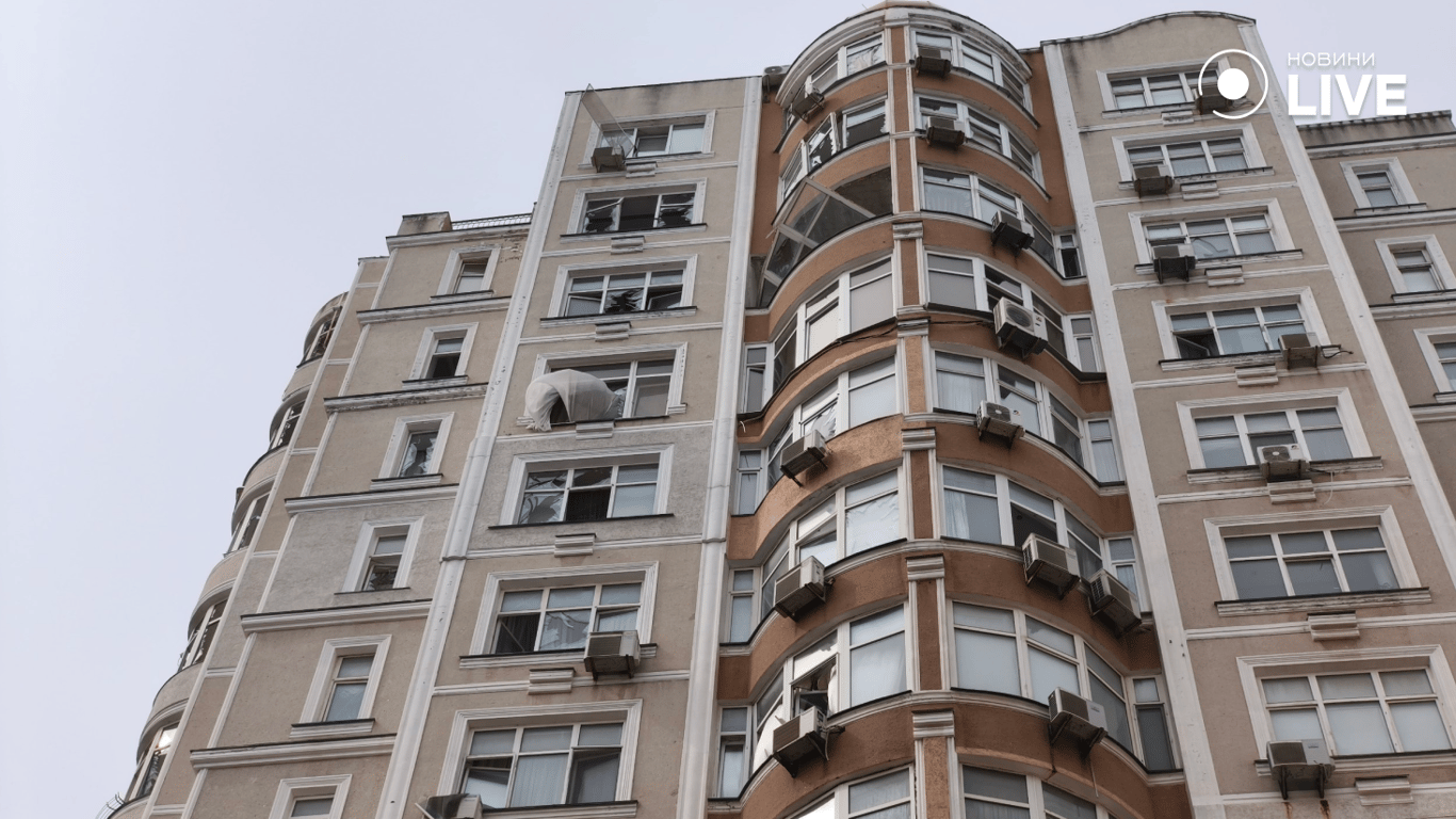 Багатоповерхівка з вибитими вікнами після атаки на Одесу