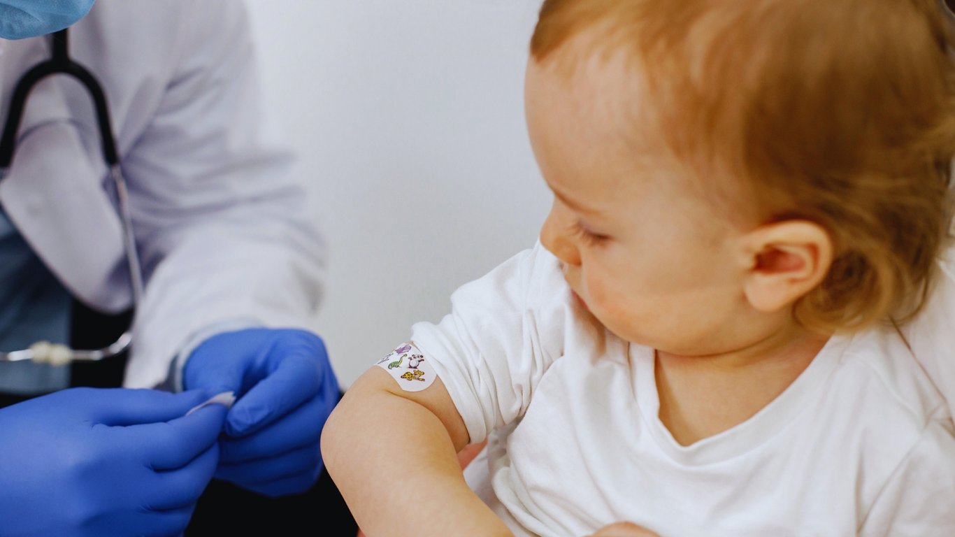 Які вакцини потрібно робити дитині до одного року?