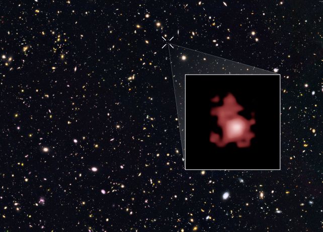 Самая старая черная дыра во Вселенной пожирает свою галактику - ученые смущены
