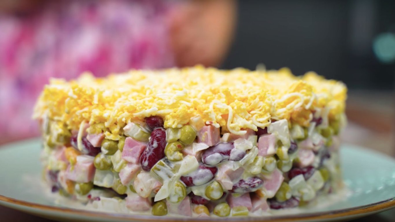 Дуже смачний та пікантний салат схожий на олів'є — відео рецепт