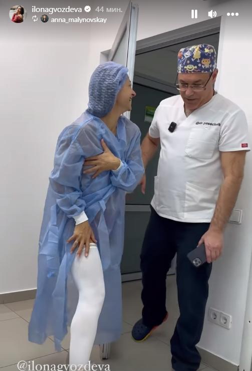 Танцовщица Илона Гвоздева перед операцией с врачом. Фото: instagram.com/ilonagvozdeva/
